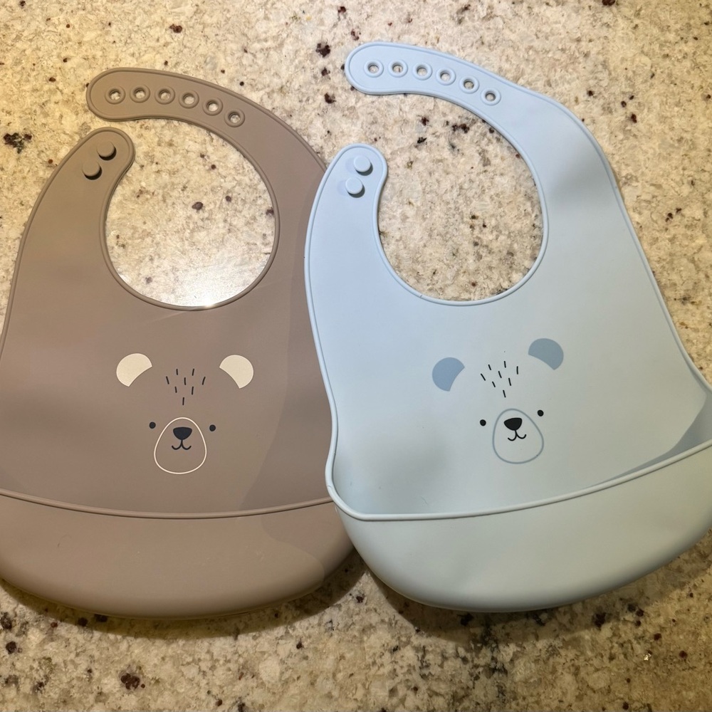 Set of two Moover silicone bibs
